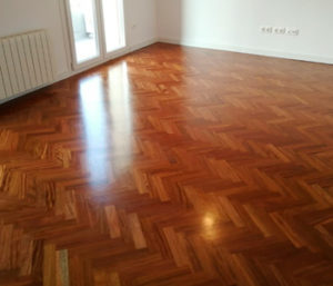 Suelo de madera barnizado